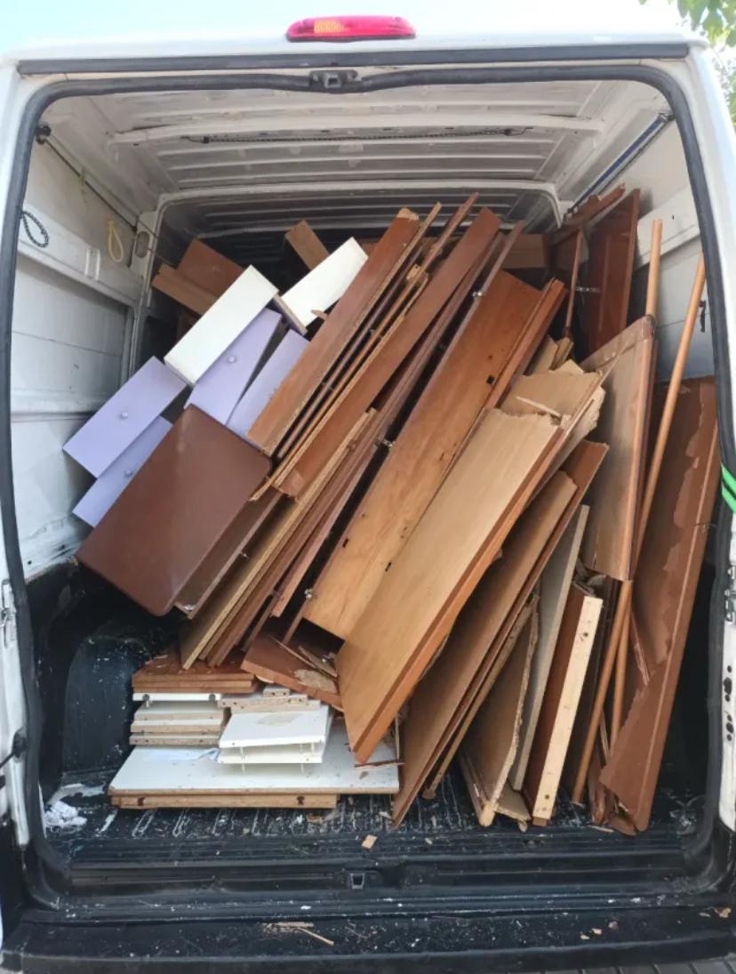 Vaciado de local con muebles y maderas cargados en furgoneta