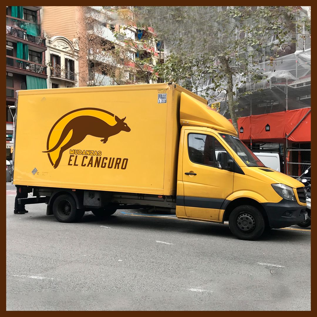 Camión amarillo de Mudanzas El Canguro en una calle de Barcelona