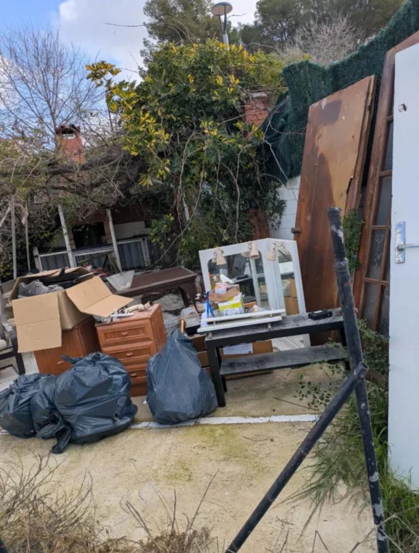 Vaciado de piso en Barcelona con mobiliario preparado para retirar