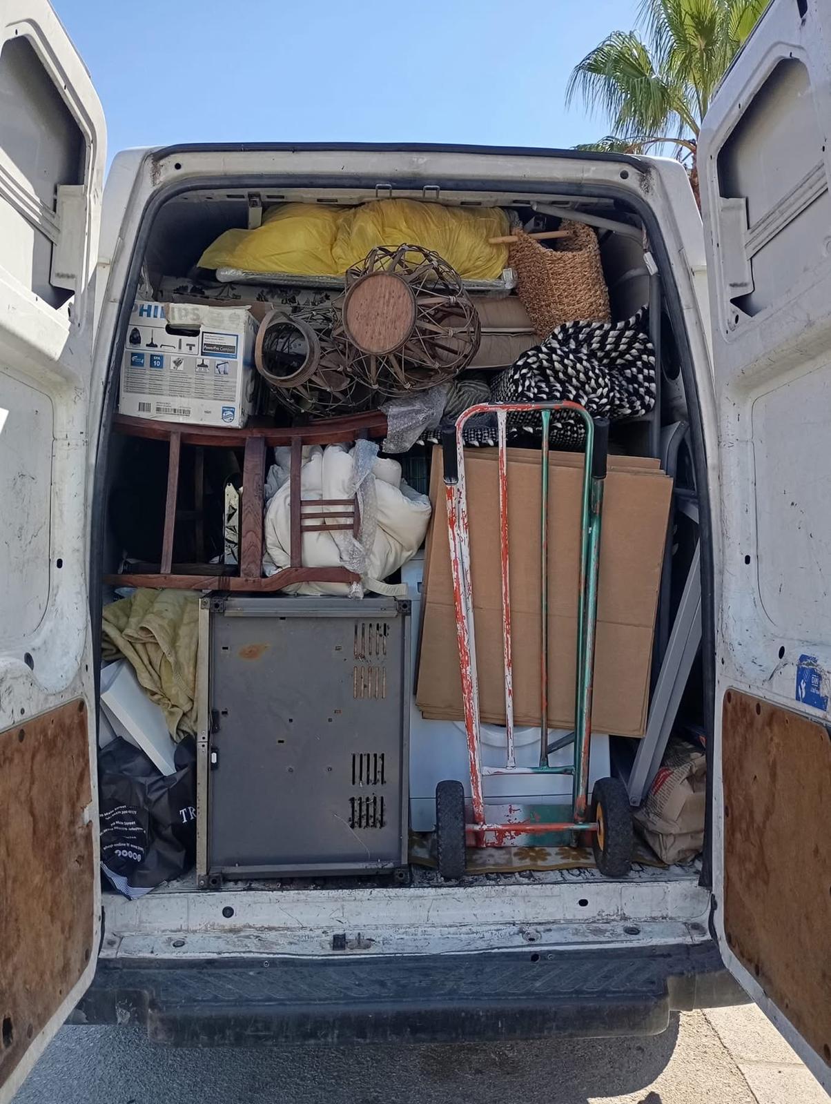 Porte de muebles, cajas y enseres en furgoneta de El Canguro
