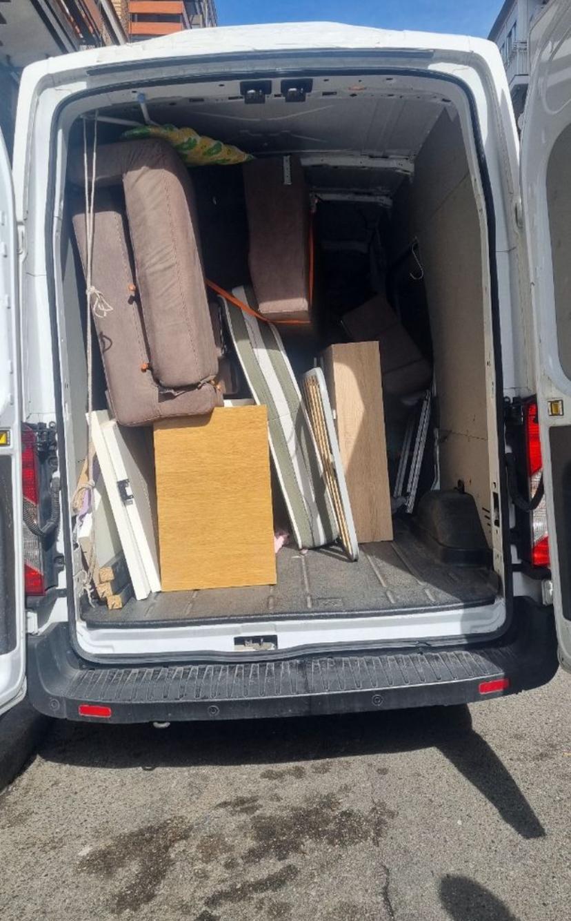 Mudanza local en Barcelona con sofá y muebles cargados en furgoneta